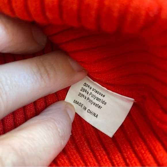 Red Sleeveless Ribbed Knit Top - Picture 3 of 6